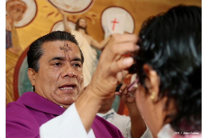 Feligreses participan en misa de Miércoles de Cenizas