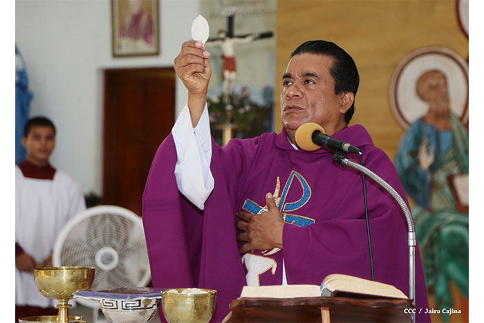 Feligreses participan en misa de Miércoles de Cenizas