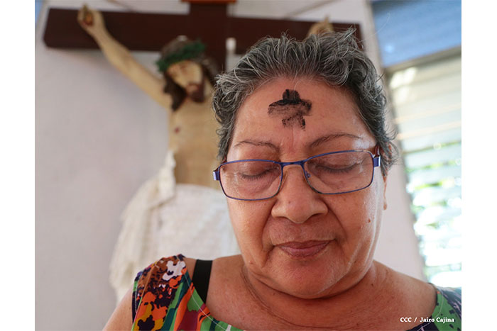 Feligreses participan en misa de Miércoles de Cenizas