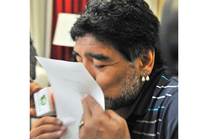 Da a conocer Fidel Castro intercambio de cartas con Maradona