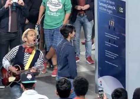 Samsung regala un Galaxy S4 al que logre mirarlo durante una hora