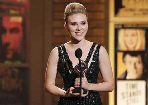 Tom Hanks y Scarlett Johansson presentarán los premios Tony