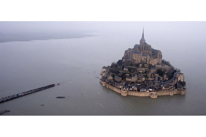 Miles de curiosos en las costas francesas por la "marea del siglo"