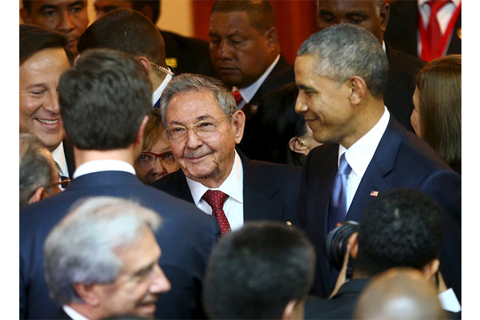 Raúl y Obama se saludan en inicio de VII Cumbre de las Américas (FOTOS y VIDEO)