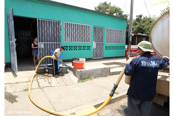 Ante crisis de agua en barrios altos de Managua, Enacal abastece a familias con cisternas
