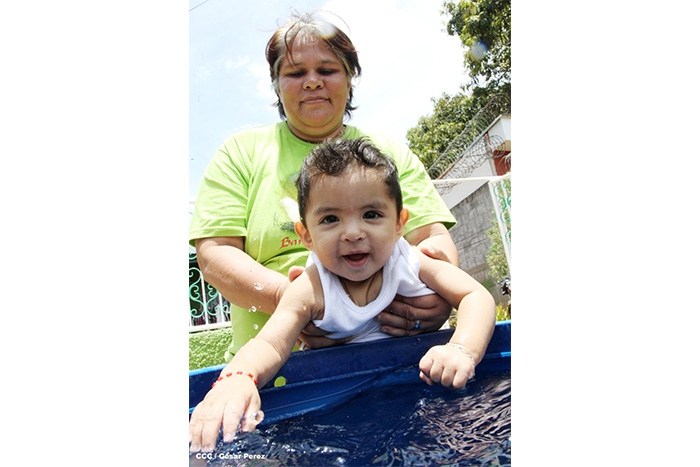 Ante crisis de agua en barrios altos de Managua, Enacal abastece a familias con cisternas