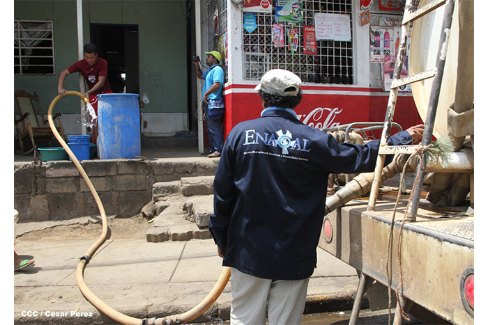 Ante crisis de agua en barrios altos de Managua, Enacal abastece a familias con cisternas