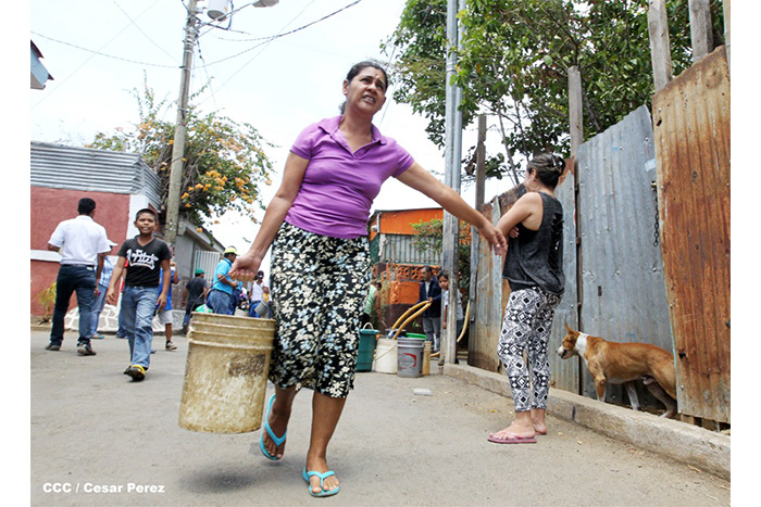 Ante crisis de agua en barrios altos de Managua, Enacal abastece a familias con cisternas