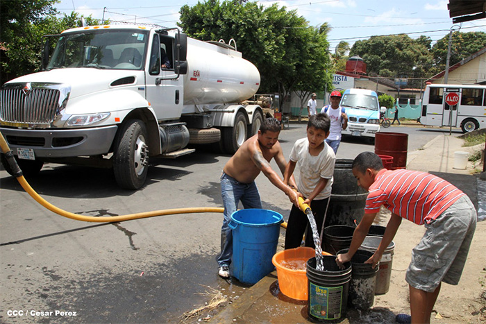 Ante crisis de agua en barrios altos de Managua, Enacal abastece a familias con cisternas