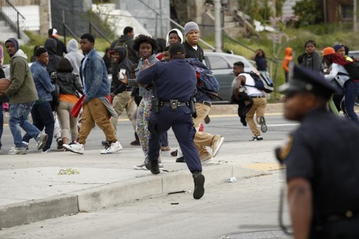 Gobernador de Maryland declara estado de emergencia tras enfrentamiento en Baltimore (FOTOS, VIDEO)