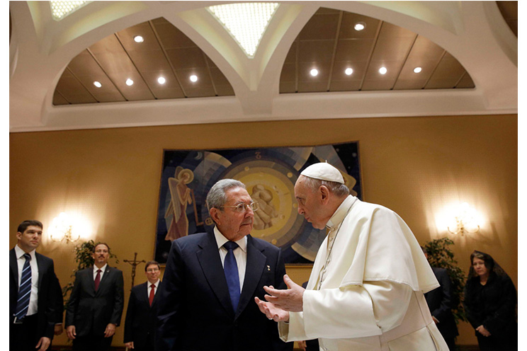 Se reúnen Raúl y Papa Francisco en histórico encuentro