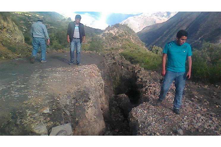 Continúa alerta en Perú por aparición de grietas en la tierra