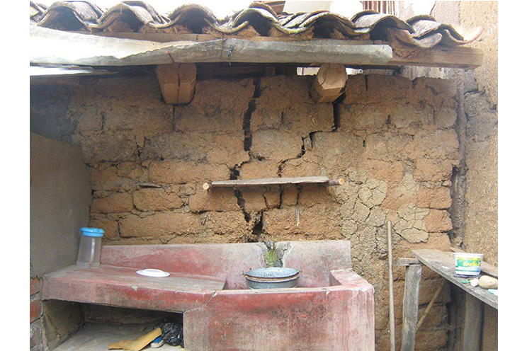 Continúa alerta en Perú por aparición de grietas en la tierra