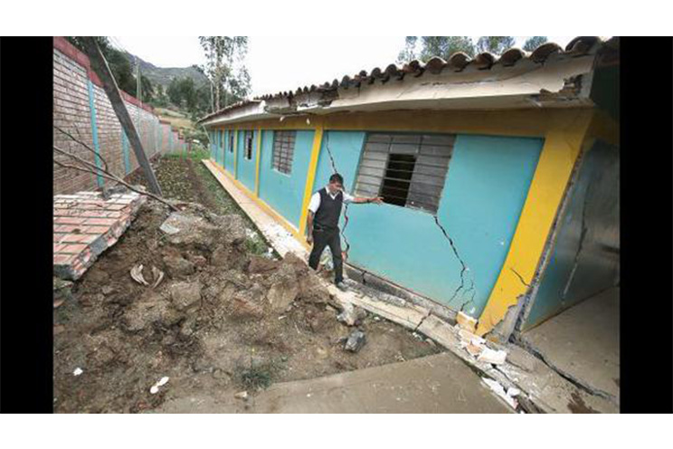 Continúa alerta en Perú por aparición de grietas en la tierra
