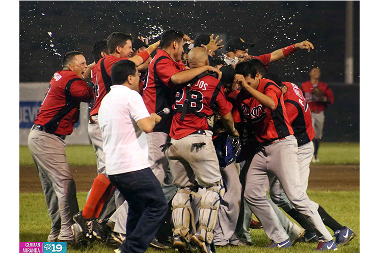 Leones eliminan a los Dantos y pasan a la final del Pomares