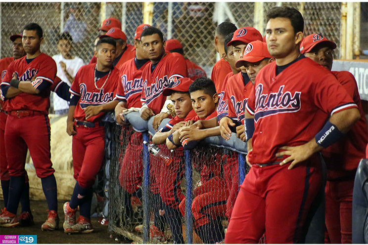 Leones eliminan a los Dantos y pasan a la final del Pomares