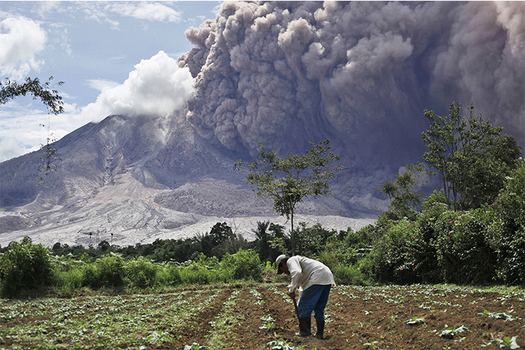 Más de 2,700 evacuados por actividad del volcán Sinabung en Indonesia