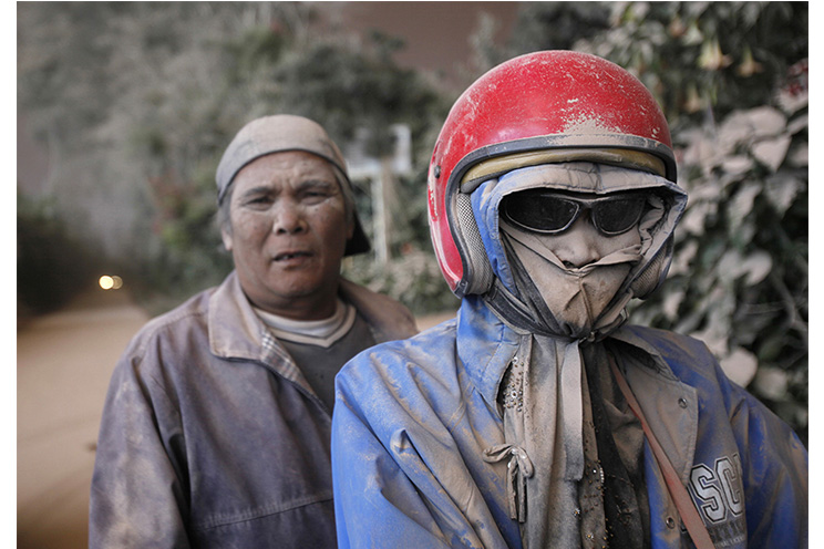 Más de 2,700 evacuados por actividad del volcán Sinabung en Indonesia