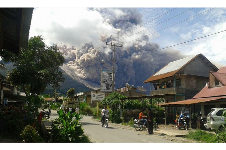 Más de 2,700 evacuados por actividad del volcán Sinabung en Indonesia