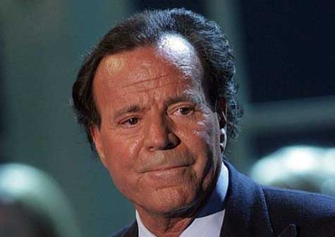 Julio Iglesias prestó su avión a Neymar para que viajara a Barcelona