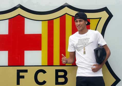 Julio Iglesias prestó su avión a Neymar para que viajara a Barcelona