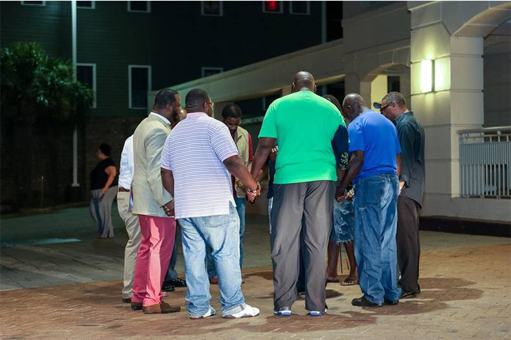 Crimen de odio en EEUU: Hombre blanco mata a nueve en iglesia de comunidad afroamericana