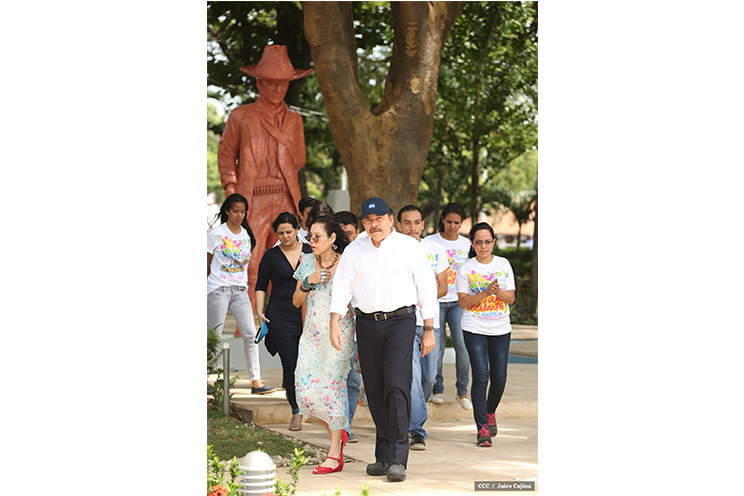 Daniel y Rosario conmemoran 79 aniversario del natalicio del Comandante Carlos Fonseca