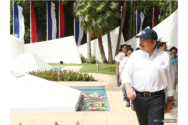 Daniel y Rosario conmemoran 79 aniversario del natalicio del Comandante Carlos Fonseca