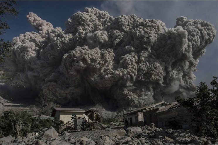 Continúa volcán Sinabung en Indonesia intensas erupciones