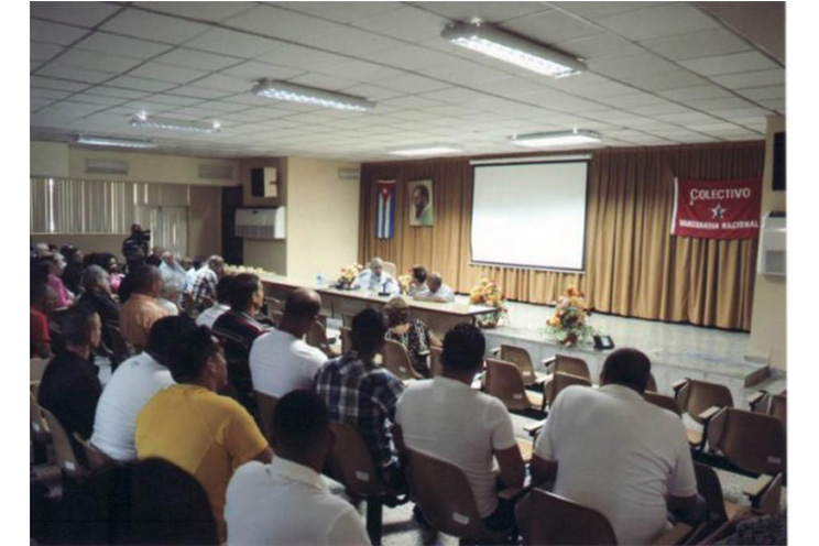 Comandante Fidel Castro visita centro de investigaciones alimenticias en Cuba
