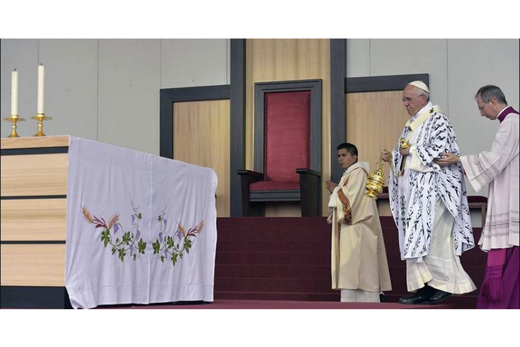 Casi un millón de fieles reciben a Francisco en parque de Quito