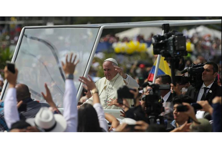 Casi un millón de fieles reciben a Francisco en parque de Quito