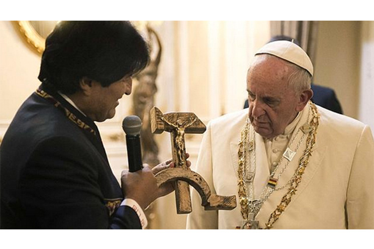 Papa Francisco y Evo Morales intercambian regalos durante encuentro privado