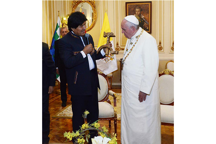 Papa Francisco y Evo Morales intercambian regalos durante encuentro privado