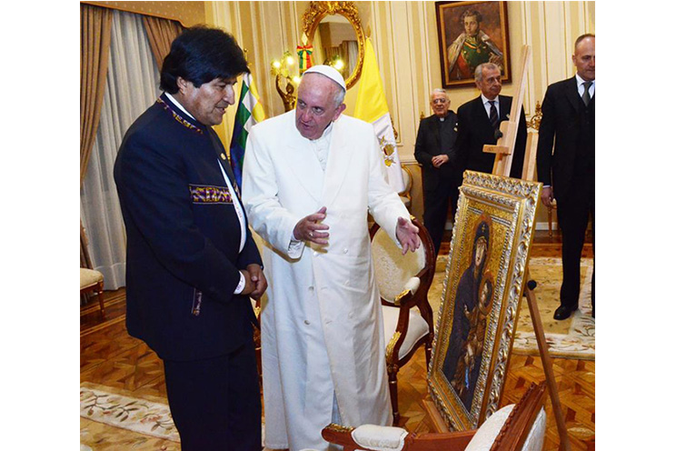 Papa Francisco y Evo Morales intercambian regalos durante encuentro privado