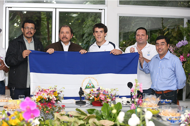 Presidente Daniel abandera a delegaciones deportivas