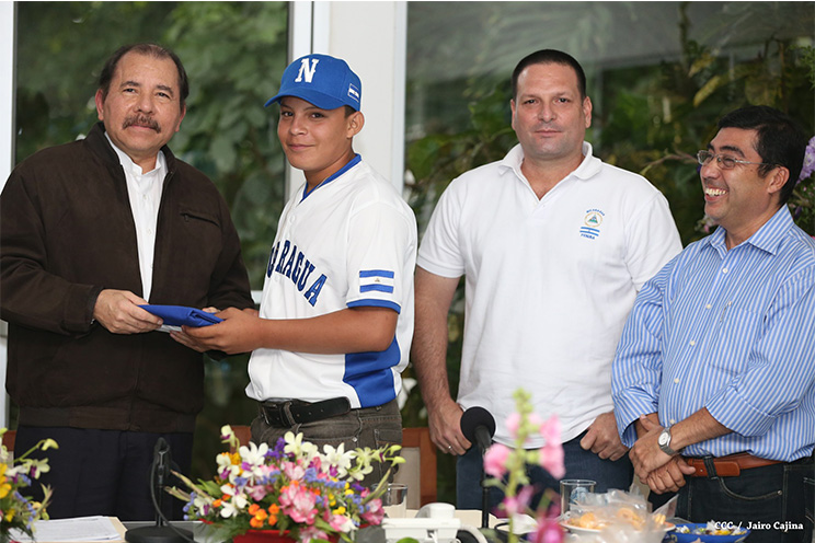 Presidente Daniel abandera a delegaciones deportivas