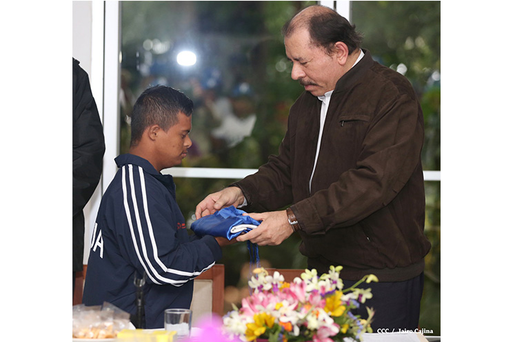 Presidente Daniel abandera a delegaciones deportivas