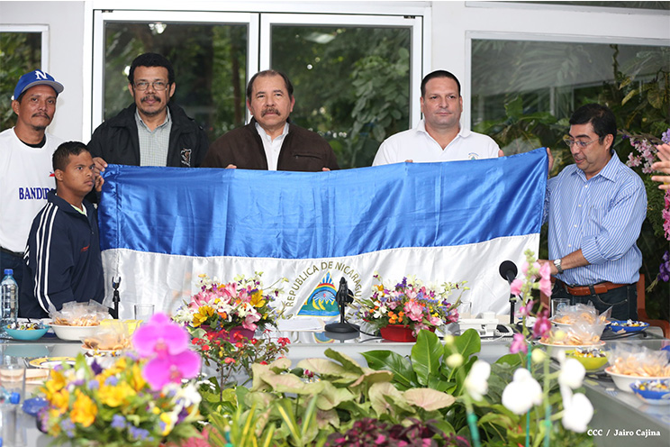 Presidente Daniel abandera a delegaciones deportivas