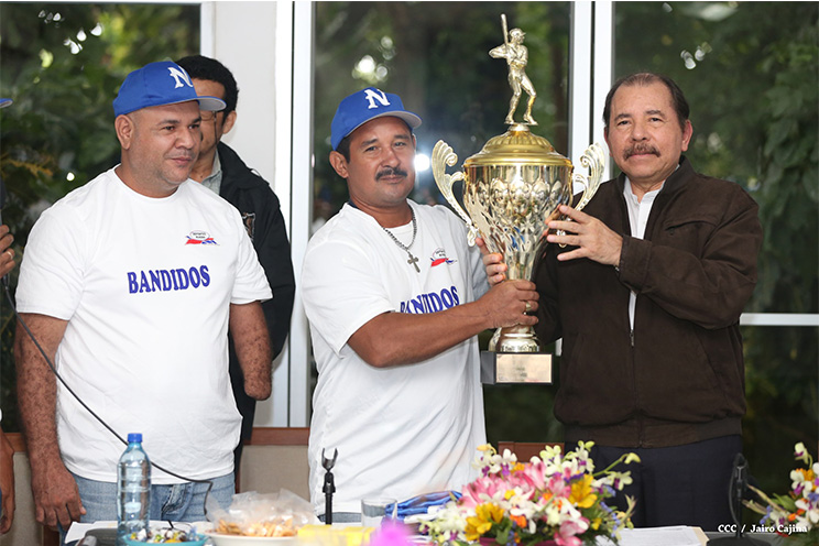 Presidente Daniel abandera a delegaciones deportivas