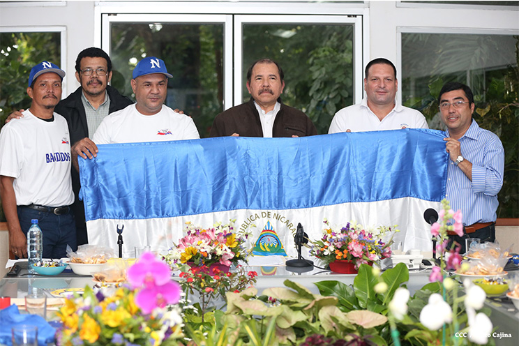 Presidente Daniel abandera a delegaciones deportivas