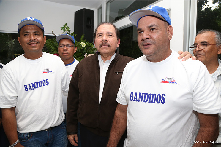 Presidente Daniel abandera a delegaciones deportivas