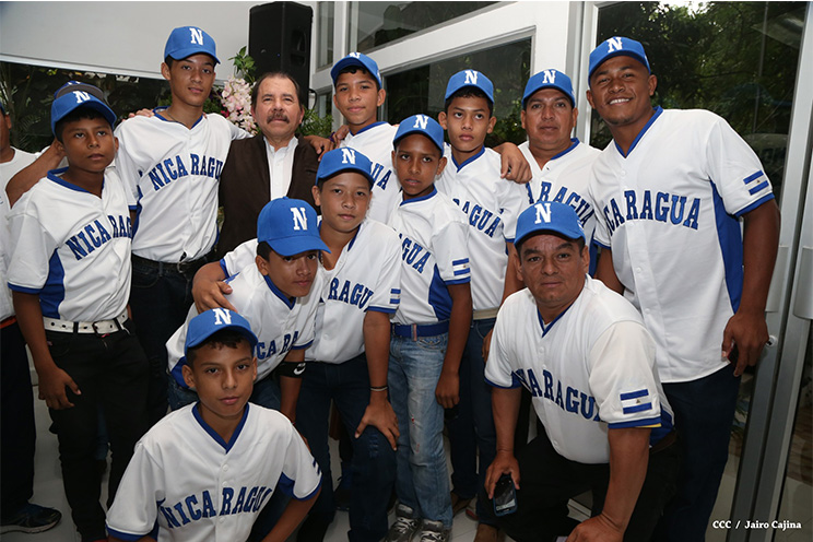 Presidente Daniel abandera a delegaciones deportivas