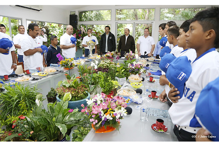 Presidente Daniel abandera a delegaciones deportivas