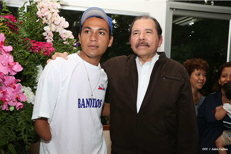 Presidente Daniel abandera a delegaciones deportivas