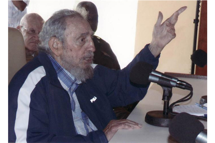 Fidel Castro reconoce a trabajadores destacados	