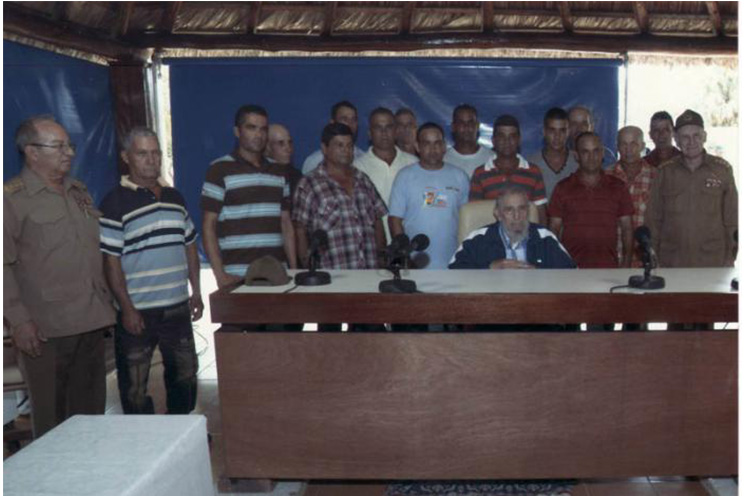 Fidel Castro reconoce a trabajadores destacados	