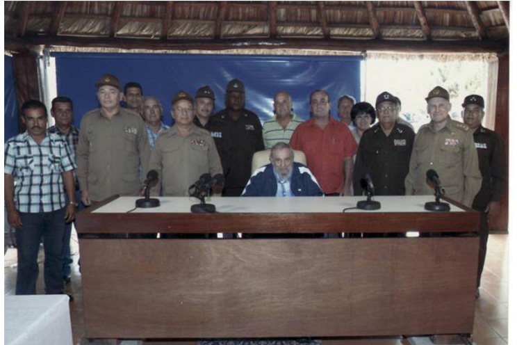 Fidel Castro reconoce a trabajadores destacados	