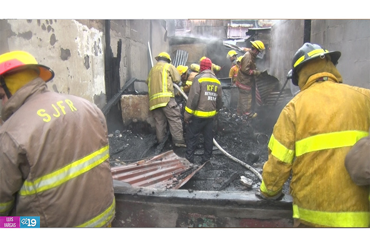 Bomberos y comunidad controlan incendio en Monseñor Lezcano en menos de 10 minutos