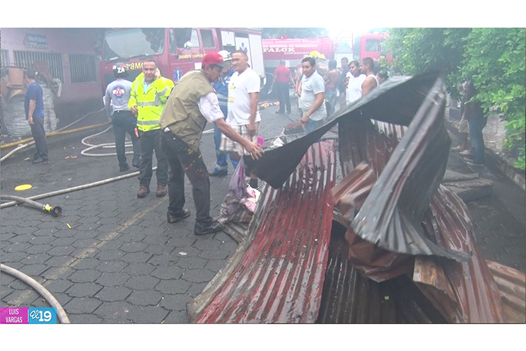 Bomberos y comunidad controlan incendio en Monseñor Lezcano en menos de 10 minutos